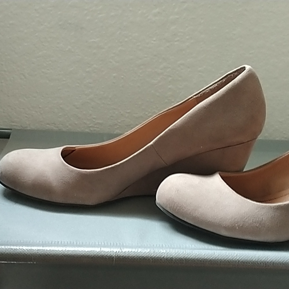 Chinese laundry tan heel shoes